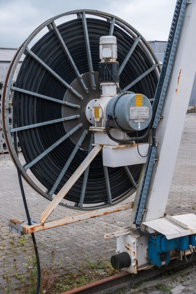 CRANE Parts Monteur mit Schutzhelm — qualifizierter Kranservice vor Ort